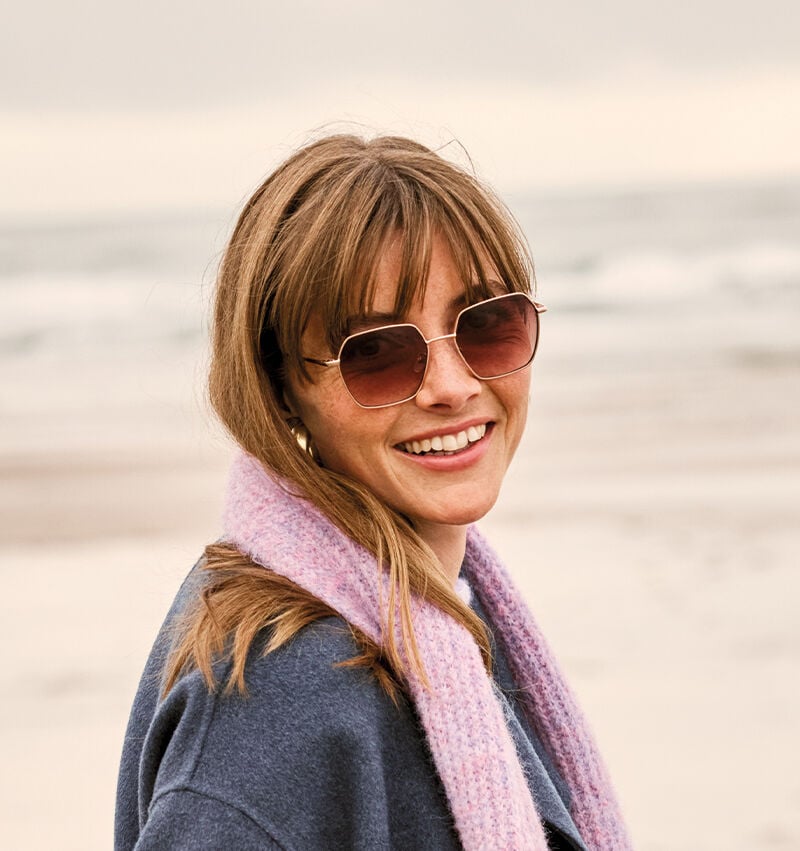 Mann mit dunklen Haaren und einer blau-transparenten Sonnenbrille