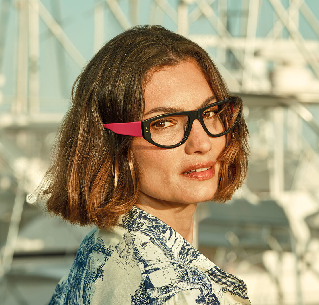 2 modern gekleidete Frauen mit Brille