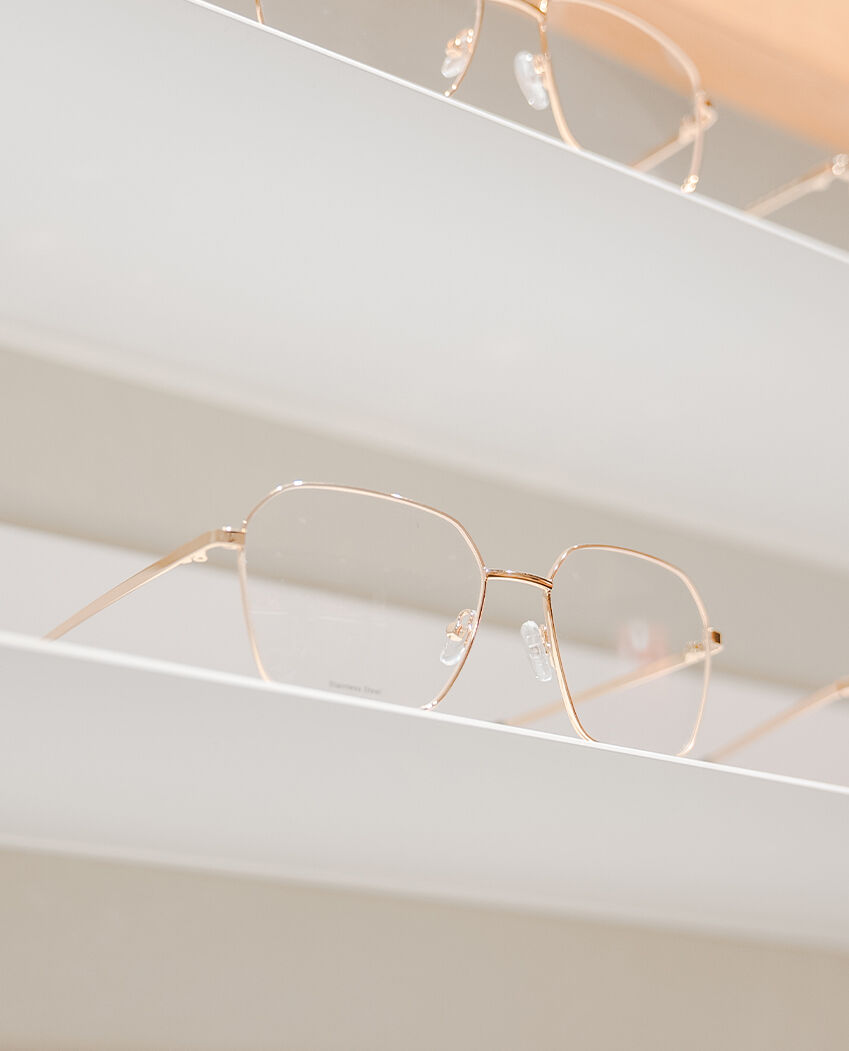 Filigrane Metall-Brillen in Altrosa und Olive