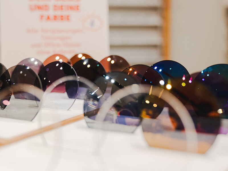 Eine Auswahl von verschieden getönten Brillengläsern
