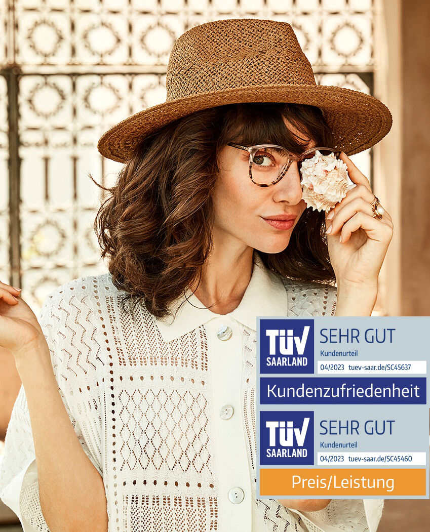 Junger Mann mit Brille, der sich eine Hand vor ein Auge hält. Auf der Innenfläche der hochgehaltenen Hand ist ein Auge gezeichnet